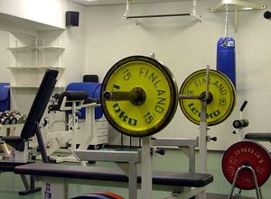 벤치 프레스 벤치에 장착된 올림픽 바벨