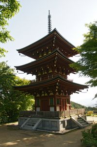 오카데라 삼중탑. 층루 아래에 매달린 막대 모양의 것이 공후