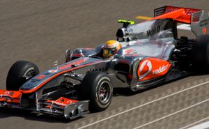 루이스 해밀턴은 두 페라리 드라이버에 이어 3위로 결승선을 통과했다.