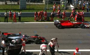 페르난도 알론소와 젠슨 버튼은 앞줄에서 출발했다.