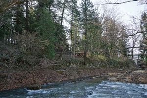 시모샤 하루미야 옆으로 흐르는 도가와 강; 신사의 온바시라 중 하나가 보인다.