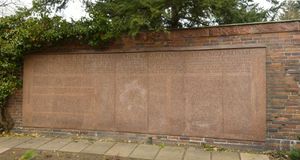 1933년에서 1945년 사이에 파시즘에 맞서 싸우다 사망한 327명의 남녀 이름을 기록한 붉은 대리석 기념패