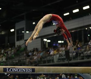 중국 체조 선수 웨이샤오위안이 2019 주니어 세계 선수권 대회에서 평균대에서 경쟁하고 있다.