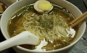 반숙 차알(tea egg)이 들어간 춘권 국수 한 그릇