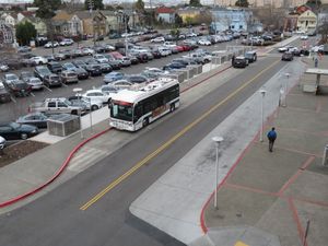 2018년 AC Transit 버스가 웨스트 오클랜드 역 파크 앤드 라이드에 정차해 있다.