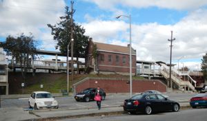 뉴욕시 스태튼아일랜드의 동간 힐스 역 인근의 파크 앤드 라이드 부지.