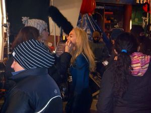 제시카 알바가 촬영장에서 화장을 고치고 있다