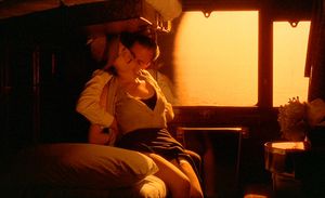 마르첼로가 기차를 타고 파리로 가는 동안 줄리아를 유혹한다.