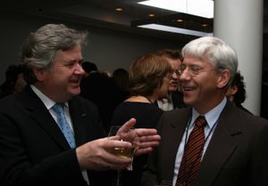 다비드 오트손과 라그나르 아르나손 교수가 2005년 8월 20일 아이슬란드에서 열린 몽 페르린 협회 회의에서 만났다.