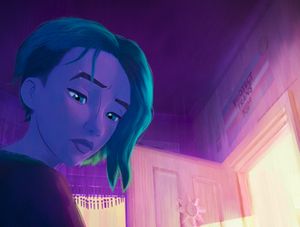 영화의 한 장면. 그웬 스테이시의 방에 "Protect Trans Kids"라고 적힌 트랜스젠더 깃발이 문틀 위에 걸려있다