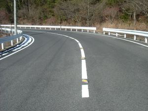 센터라인 위에 채터바가 설치된 고갯길