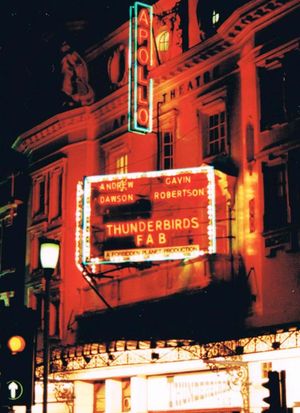 아폴로 극장의 연극 네온 사인에 "앤드루 도슨 - 개빈 로버트슨 - 썬더버드 F.A.B. - 금지된 행성 프로덕션"이라고 적혀 있습니다.