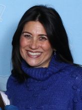 콜린 오쇼너시(2022년 사진)는 2014년부터 대부분의 영어권 미디어에서 해당 캐릭터의 성우를 맡고 있다.