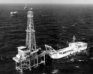 루이지애나주 인근의 텐더 및 해상 석유 굴착 장치 플랫폼