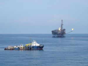 붕따우 유전의 석유 플랫폼을 위한 플랫폼 지원선