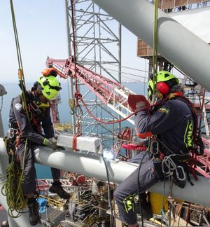 잭업 리그에서 수리를 수행하는 용접공.