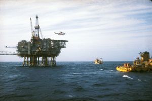 육지에서 멀리 떨어진 거리는 구조 작전을 더 어렵게 만들 수 있으며, 123명의 사망자를 낸 알렉산더 L. 키엘란드 플랫폼의 전복 사고가 그 예시이다.