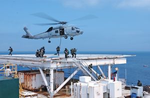 미국 해군 특수부대가 캘리포니아 석유 플랫폼에서 훈련하고 있다.