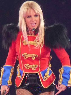2009년 월드 투어 The Circus Starring Britney Spears에서 공연하는 브리트니 스피어스