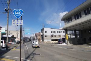 오이토선의 하쿠바역 앞에서