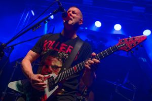 1984년 애니힐레이터를 결성한 기타리스트 제프 워터스는 때때로 밴드의 리드 보컬 역할도 맡았다.