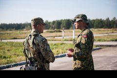 2014년 우크라이나 야보리우에서 열린 래피드 트라이던트 훈련 중 우크라이나 군인과 캐나다 군인이 대화하고 있다