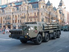 키예프에서 열병하는 우크라이나 BM-30 스메르치 중(重) 다연장 로켓 시스템