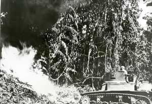 화염 방사기를 장착한 M3 스튜어트가 부건빌 전투 (1944년 4월) 동안 일본 벙커를 공격하고 있다.