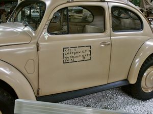 제2차 세계 대전 당시의 폭스바겐 Typ 82E. 운전석 쪽 창틀에만 사이드 미러가 장착되어 있다.