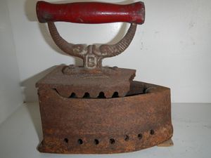 상자형 다리미(필리핀 미날린, 팜팡가 박물관).