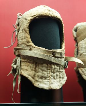 그레이트 헬름은 내부의 천과 섬유 패딩과 함께 착용되었으며, 여기서는 헬멧에서 제거된 모습이 보인다.