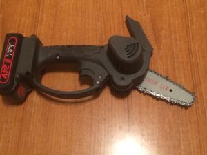 일반적으로 "리퍼"라고 불리는 소형 무선 체인톱