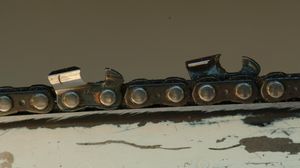 절삭 체인의 예시. 치퍼 톱날 형태의 절삭 날을 볼 수 있다.