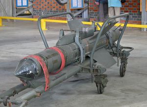 파이어스트릭(Firestreak)은 세 번째로 실전에 투입된 IR 미사일이다. 미국 미사일보다 더 크고 거의 두 배나 무거웠는데, 이는 더 큰 탄두 때문이었다.