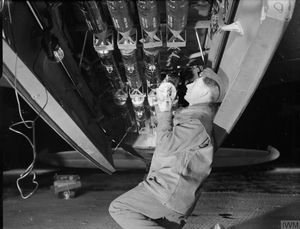 약 1944~1945년경 벨기에 B58/Melsbroek에서 No. 140 비행대대 RAF의 PR Mk.XVI에 섬광탄을 장착하는 모습.