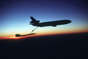 KC-10 익스텐더로부터 급유받는 SR-71.