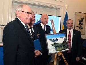 스웨덴 비겐 조종사가 2018년 미 공군 항공 훈장을 수여받고 있다.