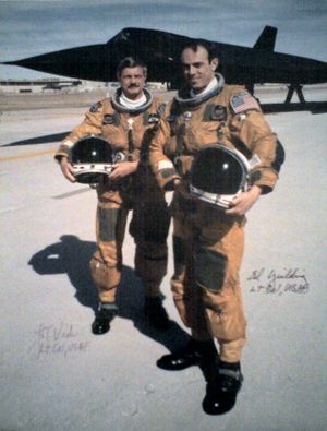 SR-71의 "마지막 비행". 배경에 SR-71 S/N 61-7972가 있다. 전경은 조종사 레이먼드 E. "에드" 일딩 중령과 RSO 조셉 T. "JT" 비다 중령, 1990년 3월 6일.