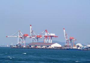 다치노우라 컨테이너 터미널의 갠트리 크레인