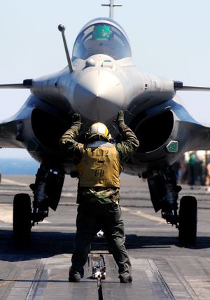 OSF는 노즈 콘 위, 앞 유리창 아래, 급유 프로브 옆에 보인다.