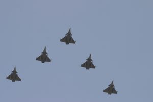 2006년 비행 기념행사에서 5대의 라팔 편대 비행