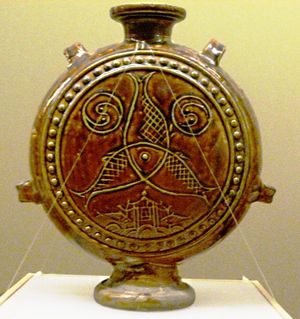 세 마리의 물고기 문양이 있는 갈색 유약 항아리. 원나라 (1271–1368 CE). 한청시에서 발굴됨