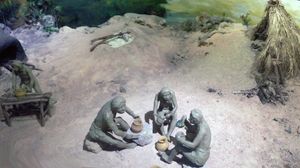 후터우푸 옛 가마터에서 초기 인류가 도자기를 만드는 모습 재현}}