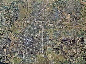 미야코노조시 중심부 주변 항공 사진(1975년 1월 20일 촬영, 6장 합성). 국토교통성 국토지리원 [https://mapps.gsi.go.jp/ 지도・항공 사진 열람 서비스] 항공 사진 기반 제작.