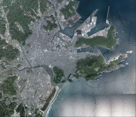 휴가시 중심부 주변의 항공 사진.2018년 4월 28일에 촬영한 36장을 합성하여 제작. 국토교통성 국토지리원 [https://mapps.gsi.go.jp/ 지도・항공 사진 열람 서비스]의 항공 사진을 기반으로 제작.