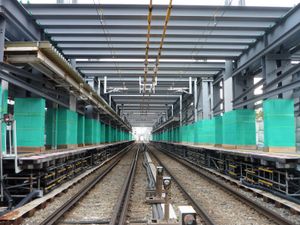 고가화 공사 중인 플랫폼