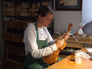 바이올린에 칠을 올리는 현대의 루시어