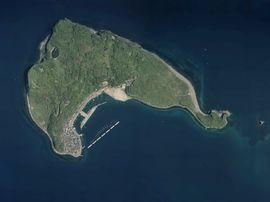 아이노 섬(相島)의 항공 사진.2010년 5월 15일 촬영한 3장을 합성 제작. 국토교통성 국토지리원 [https://mapps.gsi.go.jp/ 지도・항공사진 열람 서비스]의 항공 사진을 기반으로 제작