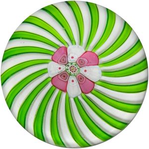 1800년대 중반 프랑스에서 제작된 클리시(Clichy)의 녹색과 흰색 소용돌이 문진. 큰 밀레피오리 중앙 장식이 특징이다.