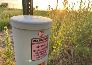 스털링 근처 캔자스 시골 지역의 스프린트 구형 지역 전화 야외 접속함 (현재는 브라이트스피드 오브 캔자스(Brightspeed of Kansas) 소유)